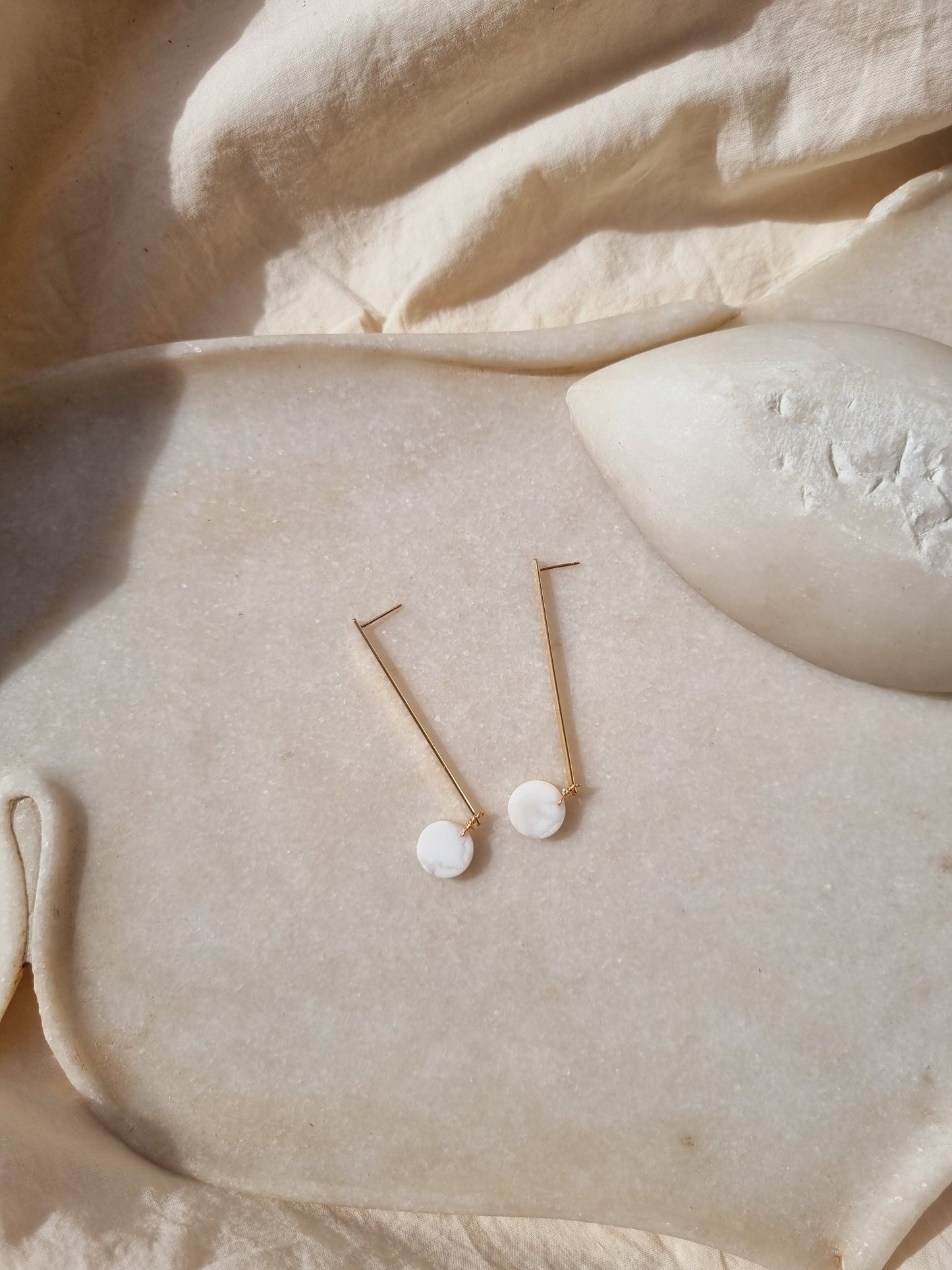 linna - Howlite Round Stick Earrings