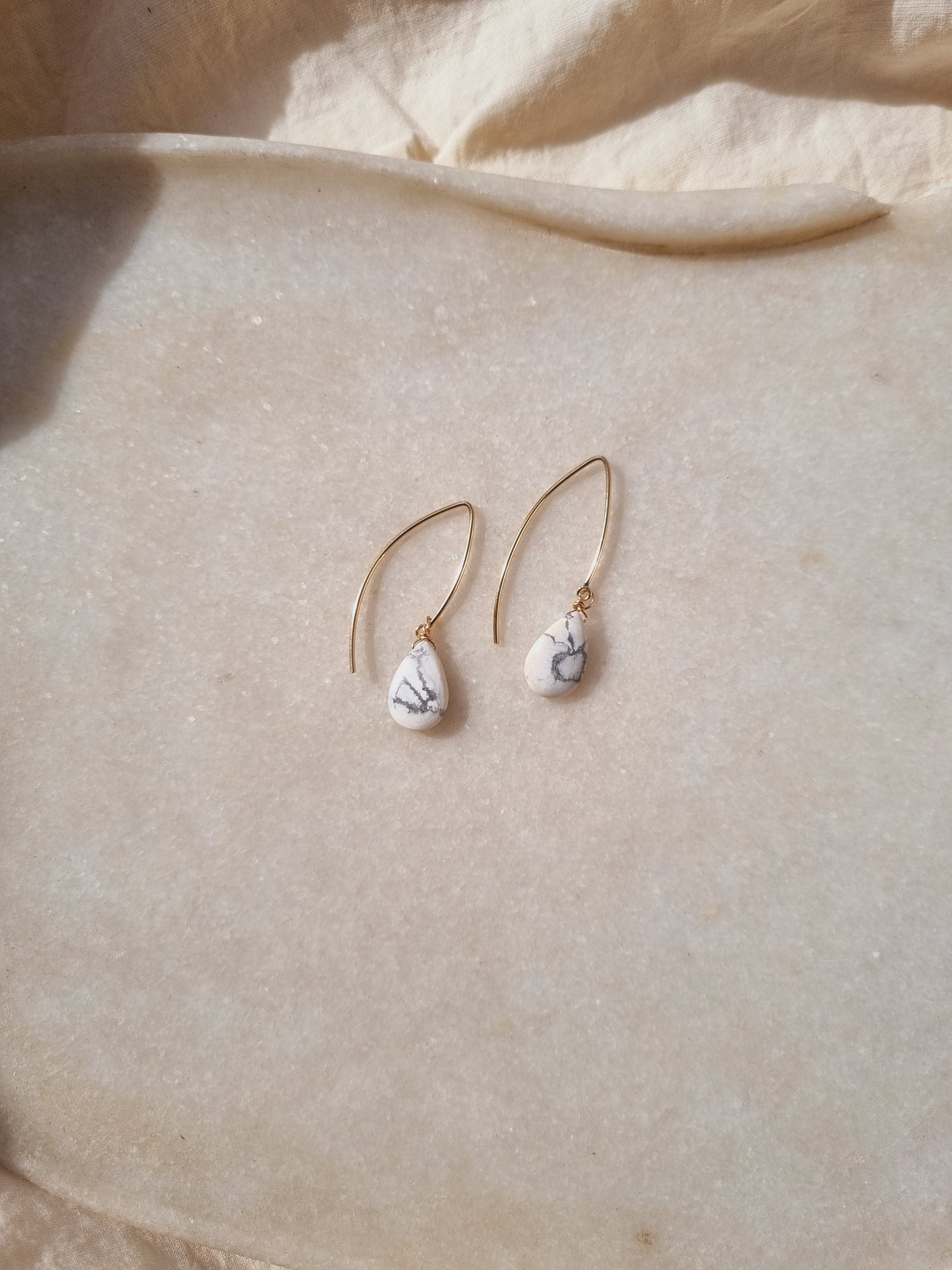 prati - Howlite Almond Drop Marquise Earwire