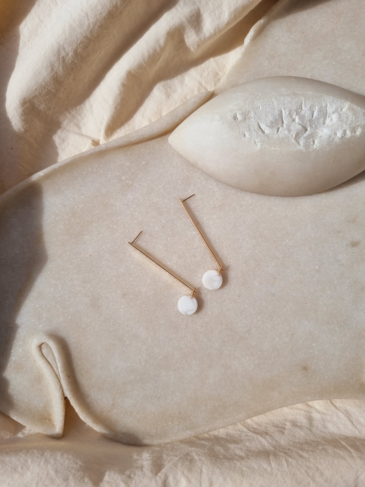 linna - Howlite Round Stick Earrings