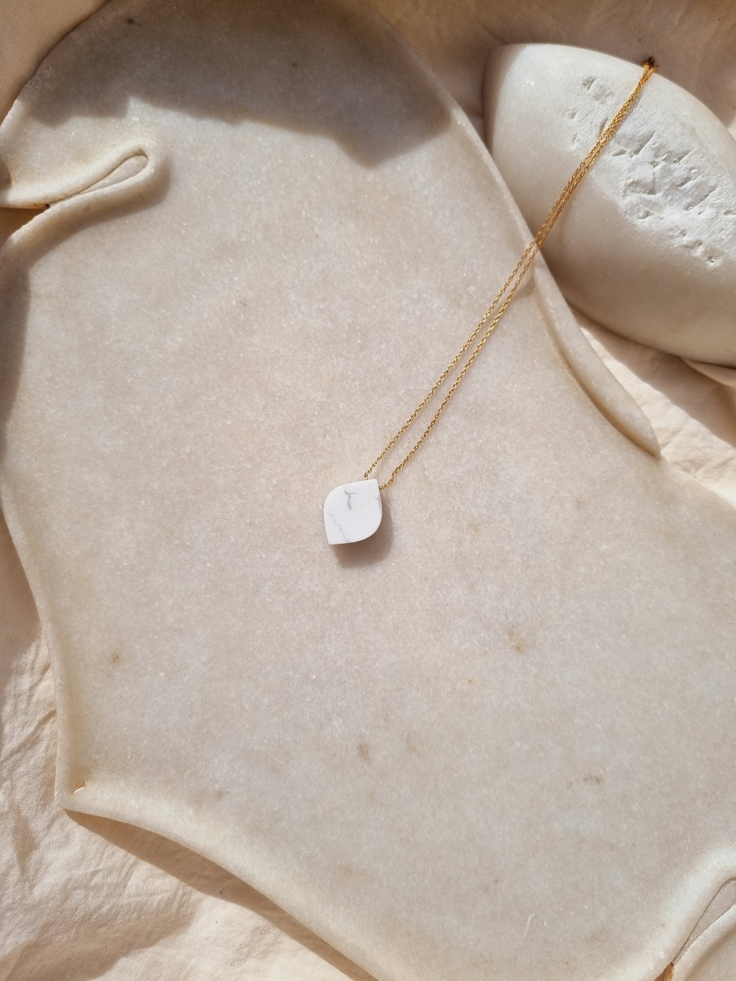 varta - Howlite Leaf Pendant