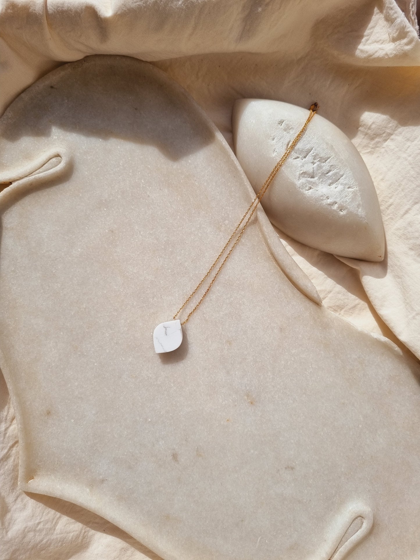 varta - Howlite Leaf Pendant