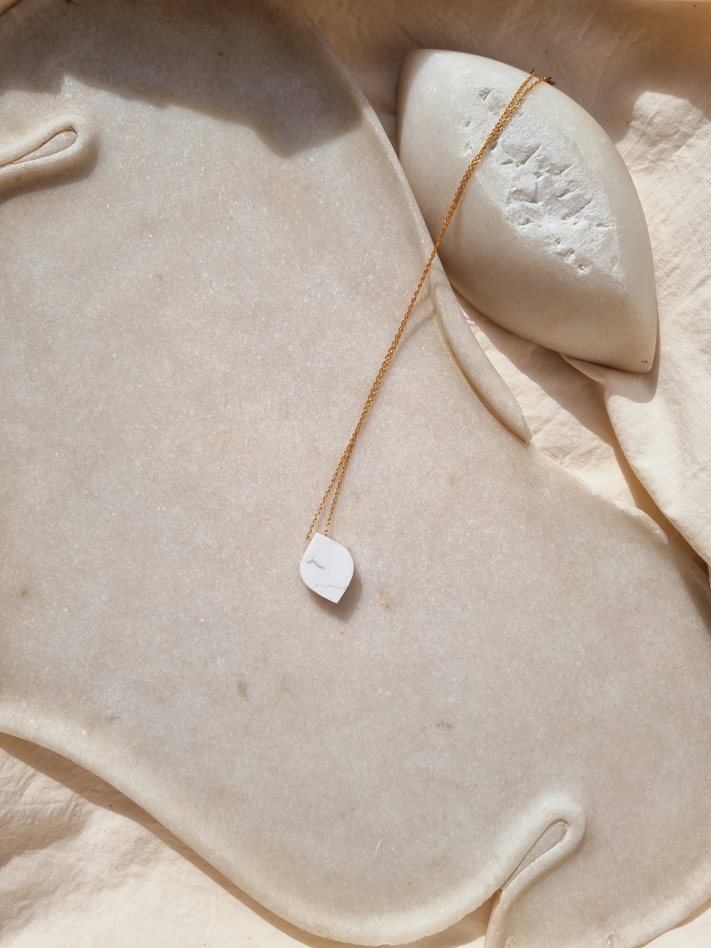 varta - Howlite Leaf Pendant