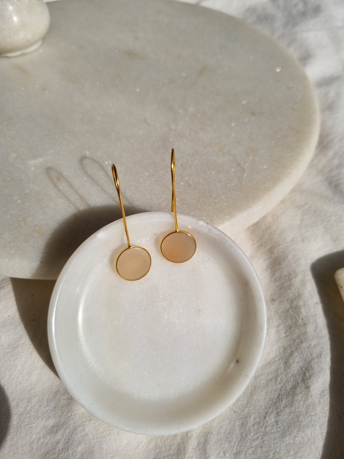 ayas - Peach Moonstone Round Earwire