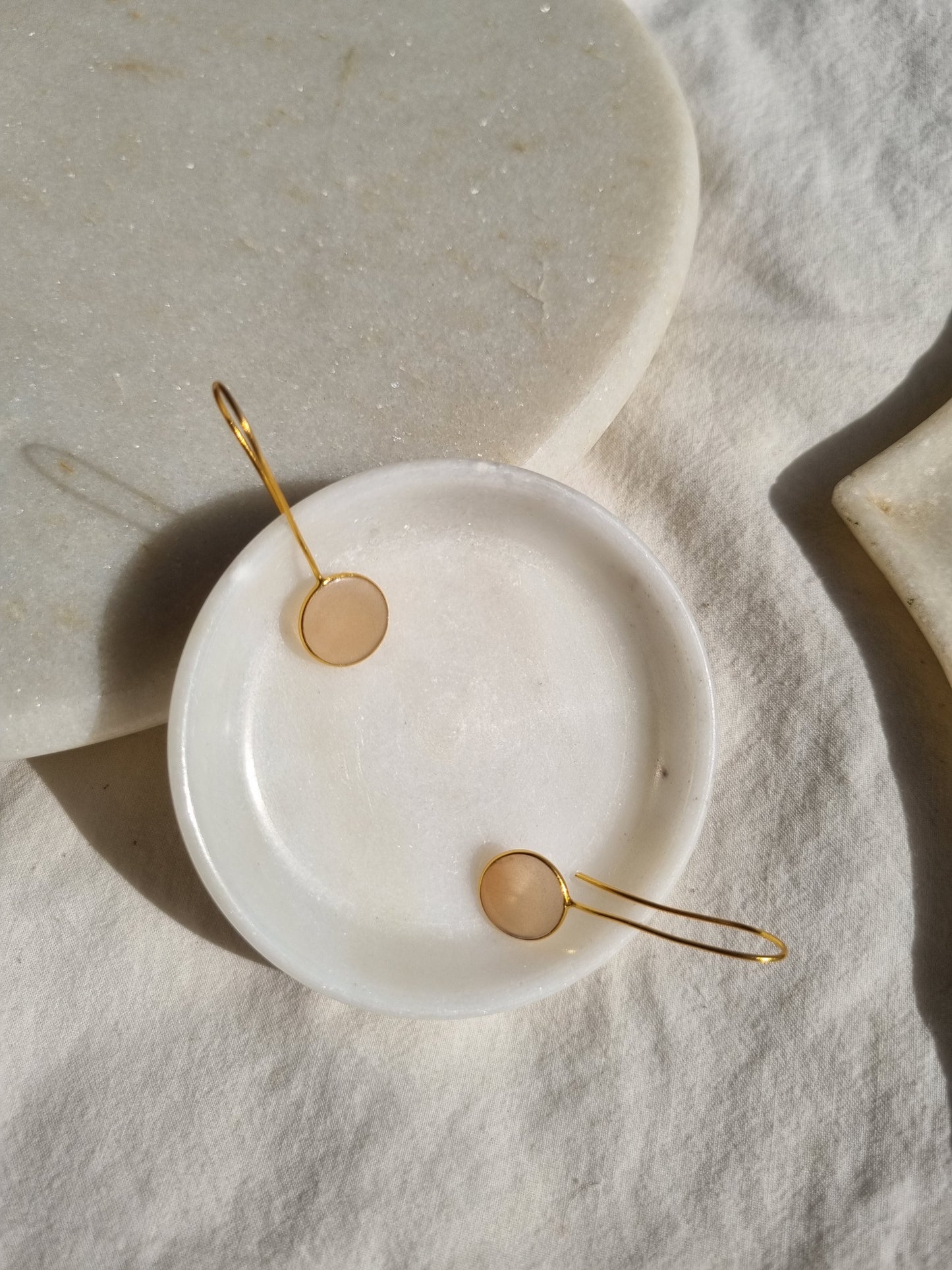 ayas - Peach Moonstone Round Earwire