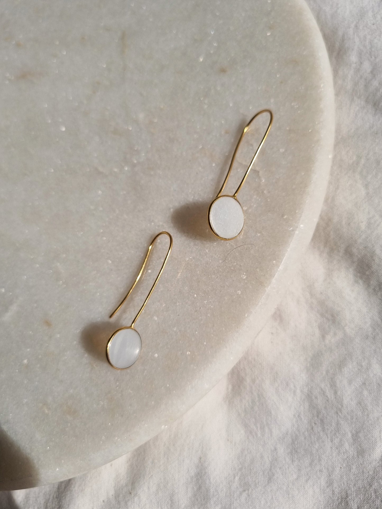 ayas - White Moonstone Round Earwire