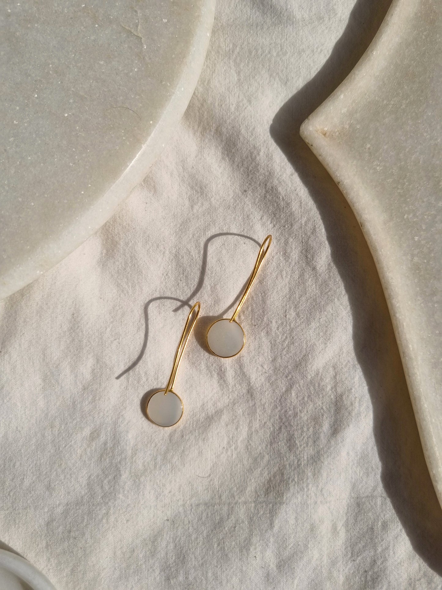 ayas - White Moonstone Round Earwire