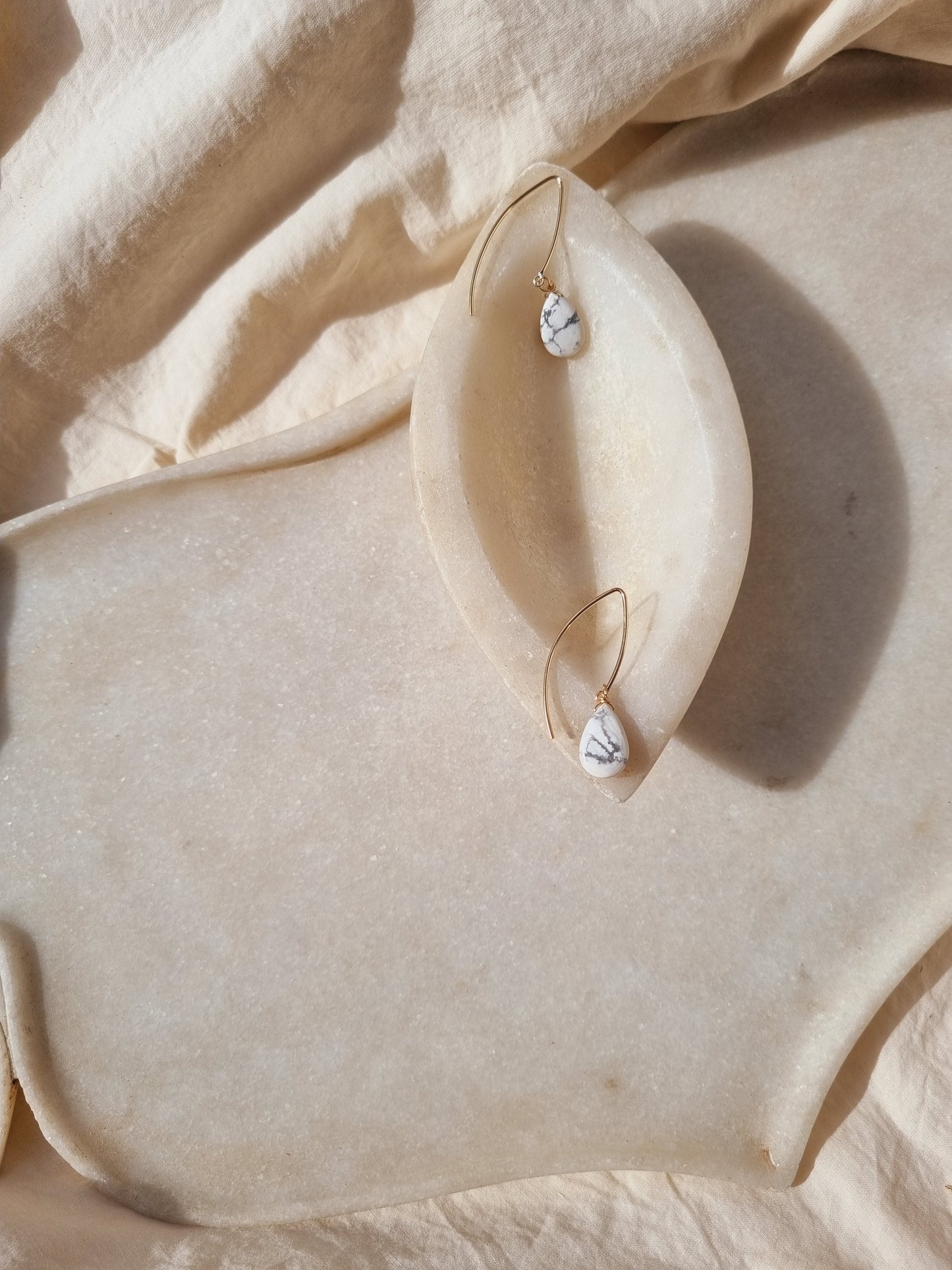 prati - Howlite Almond Drop Marquise Earwire