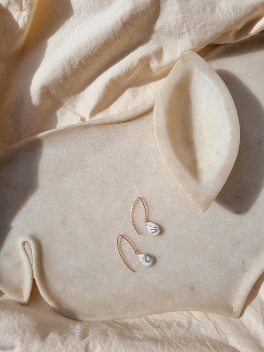prati - Howlite Almond Drop Marquise Earwire