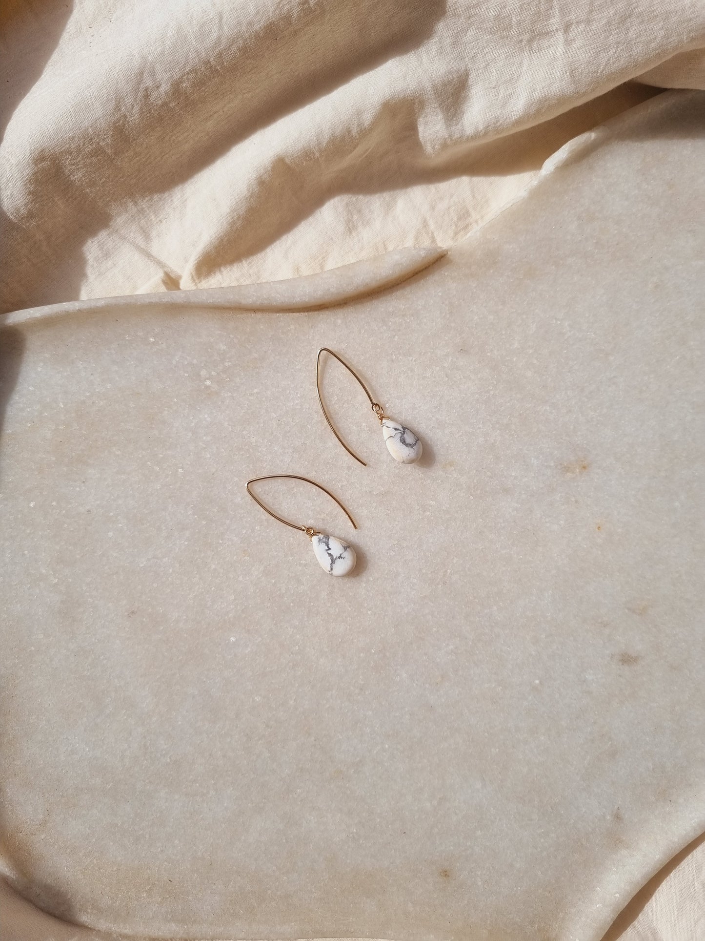 prati - Howlite Almond Drop Marquise Earwire