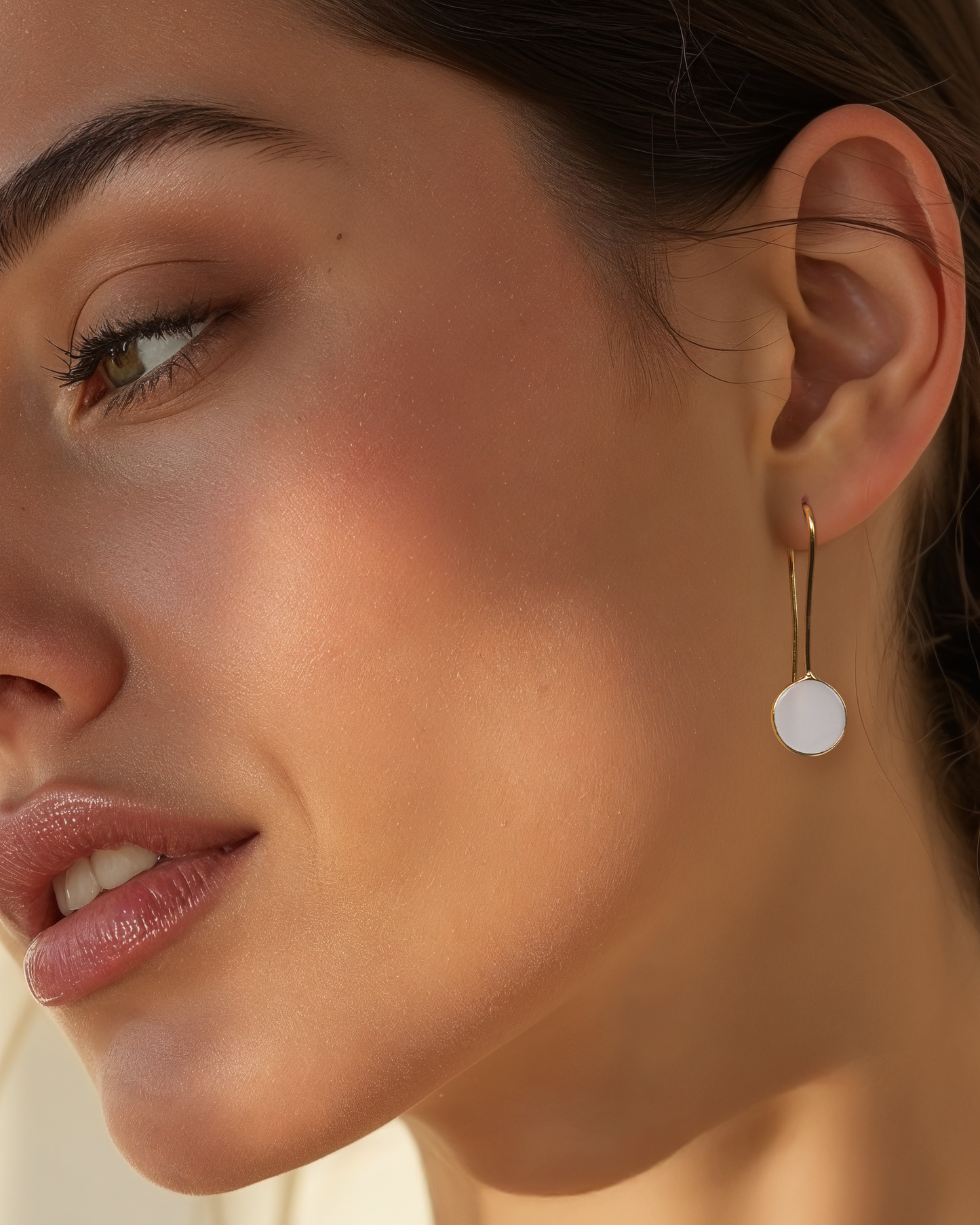 ayas - White Moonstone Round Earwire